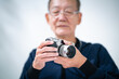 © naka - 写真を撮るシニア男性