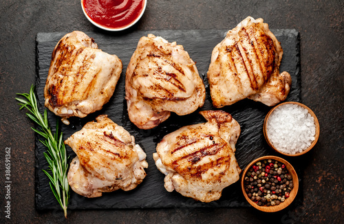 Fotografía grilled chicken thighs without skin on a stone background