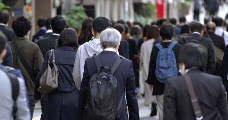 Wall Mural - Commuters with face masks walking to work in Tokyo, JAPAN (コロナ禍の東京の通勤風景) / 4K