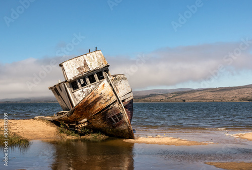 Fotomural Point Reyes shipwreck, an abandoned boat in Inverness California, Point Reyes Na