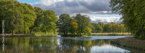 Fotografía Autumn park view over the meadows, ponds and trees in the park on the Drottningh