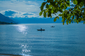 Wall Mural - cano de madera de hombre en el lago de Atitlán, 