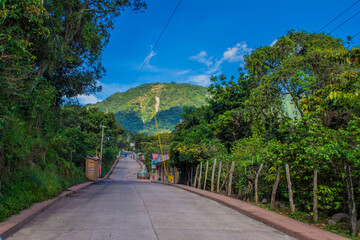 paisaje de camino con montañas y junglas verdes 