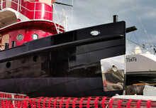 Navi In Cantiere Barche Riflessi Acciaio Metallo Nero Rosso Barca A Vela 
