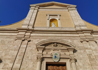 hdr chiesa antica facciata veduta dal basso pieno sole particolare cielo blu 