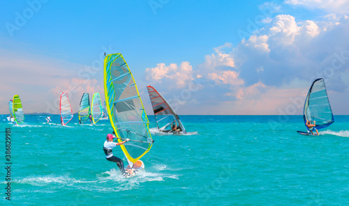 Plakaty Windsurfing  windsurfer-surfing-wiatr-na-falach-w-zatoce-cesme-izmir-turcja