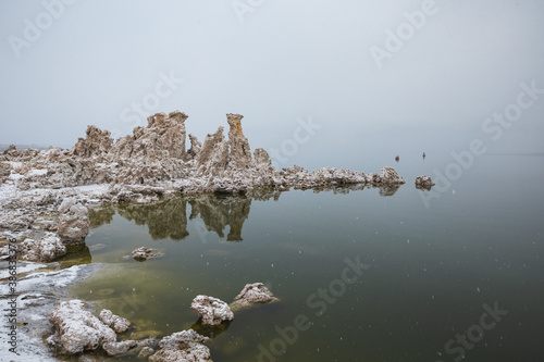 Fotomural Winter morning at Mono Lake with unique tufa formations