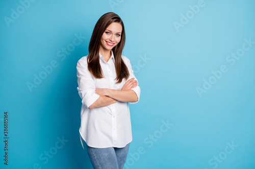 Fotografía Profile photo of attractive lady hands arms crossed office worker wear white shi