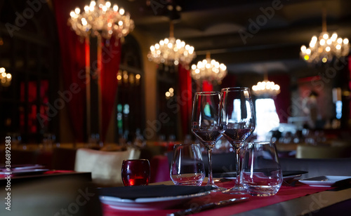 Fotografía Served tables in banquet room of luxurious restaurant