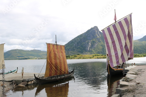 Cuadros en Lienzo Viking ships in port surrounded by mountains