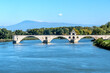 Le pont d'Avignon sur le Rhône au pied du Mont Ventoux