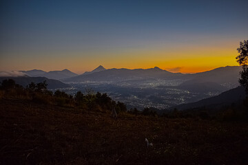 Wall Mural - valle con atardecer 