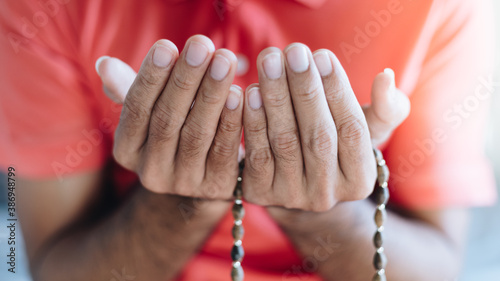Cuadros en Lienzo Close up Religious muslim man praying with rosary beads in hand