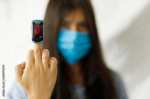 Cuadros en Lienzo Detecting coronavirus at home, recovering from pneumonia and virus