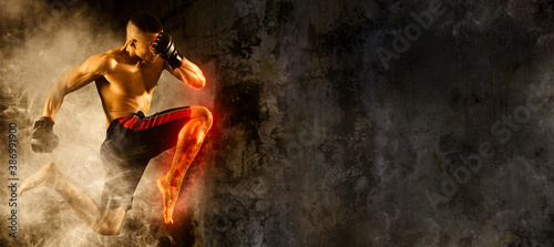 Ταπετσαρία τοιχογραφία MMA male fighter kick. Sports banner
