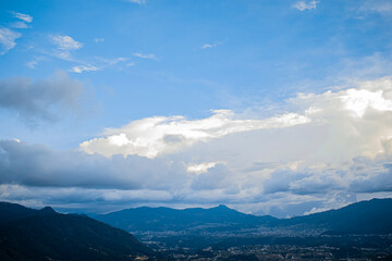 nubes blancas y montañas de cajola 