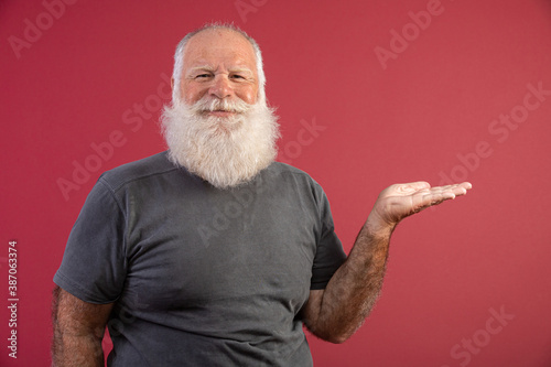 Cuadros en Lienzo Old man with a long beard on a red background