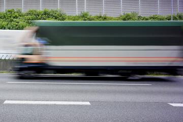 Wall Mural - 高速道路のトラック輸送