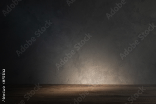Fotomural Table top on concrete wall background with beam of light