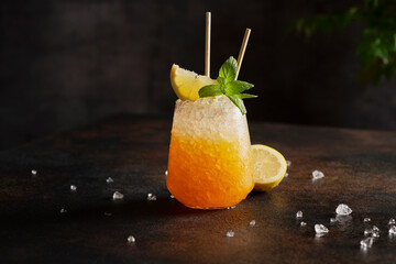 Sticker - cocktail with crushed ice, lemon and mint