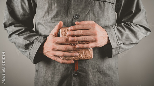 Fotomural man hugs a gift, close-up. hug