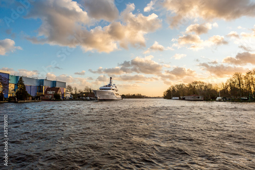 Fotografía Entrance of on lake de Kaag from the Ringvaart in the South-Holland village of the Kaag and Warmond in the Netherlands