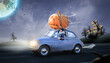 Frau im Halloween-Auto mit Kürbis auf dem Dach fährt durch die Nacht