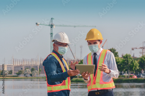 Fotografía Two people workman worker working on site construction And then talking discussi