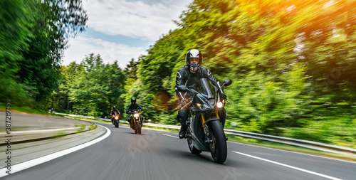  Plakaty Sporty Motorowe   motocykl-na-drodze-zabawa-jazda-po-pustej-drodze-na-motocyklowej-wycieczce-podrozyj