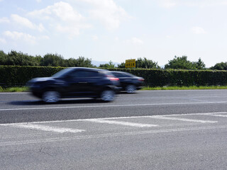 Poster - 高速道路を走る乗用車