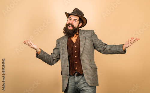 Fotomural Funny retro bearded man in vintage dress. Fun expression.
