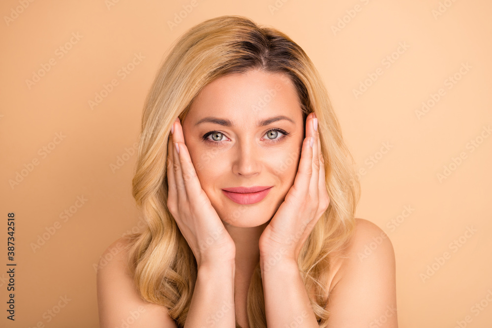 Close up photo of beautiful naked lady holding hands perfect cheeks