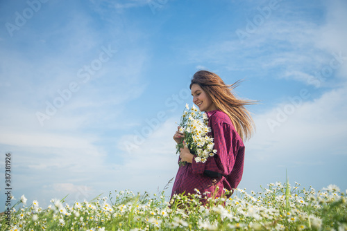Simple joy. romantic couple with chamomile flowers on date. family summer vacation. happy man and woman in love enjoy spring weather. happy relations. girl and guy in field