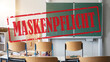© Corri Seizinger - CORONAVIRUS Hintergrund - Grüne Schultafel im Klassenzimmer, mit rotem Stempel : ' MASKENPFLICHT '