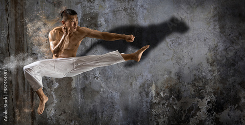 Dekoracja na wymiar  mistrz-sztuk-walki-praktyka-karate-baner-sportowy