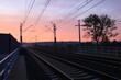 Linia kolejowa, tory , wschód słońca w październiku ,  Polska ,trasa Katowice - Kraków , wiadukt w Luszowicach,