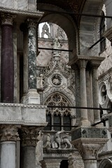 Fotografie von der atemberaubenden Architektur des Markusplatzes in Venedig