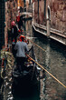 Foto von einer Gondel in den kleinen Kanälen von Venedig