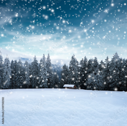 Fotografía Winterlicher Landschaft mit Blockhütte und unscharfem Hintergrund