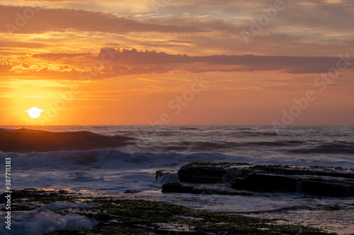Fotografía Orange sunrise over Turimetta Beach, on the northern beaches in Sydney Australia