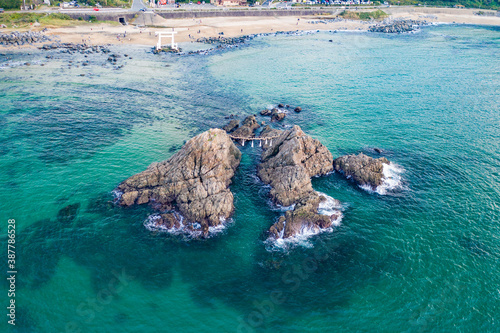 Cuadros en Lienzo 桜井二見ヶ浦の大しめ縄と島と海の空撮が美しく、面白い日暮れ時の風景