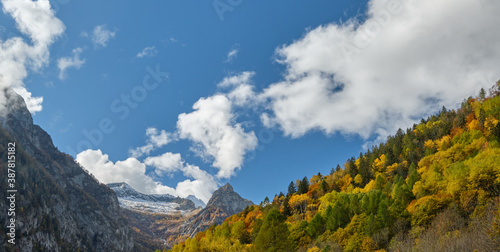 Fotografía Mountain multicolor woods, in autumn season lake in Val di Mello, Val Masino , Italy - lombardy