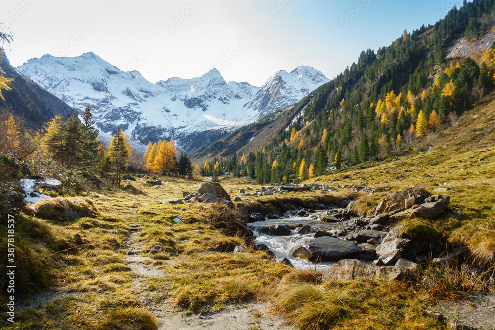 herbstliche Berglandschaft in den österreichischen Alpen mit Gletscher im Hintergrund - obrazy, fototapety, plakaty 