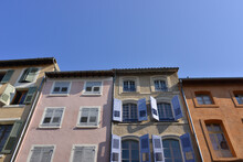 Maisons Colorées Place St Antoine à Riez (04500), Alpes-de-Haute-Provence En Provence-Alpes-Côte-d'Azur, France