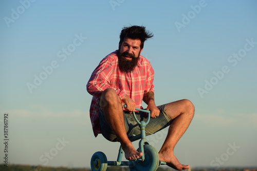 Cuadros en Lienzo Crazy man bicyclist riding three wheeled bicycle.