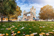 London im Herbst: Laub auf einer Wiese vor der Tower Brücke bei Sonnenschein, Großbritannien