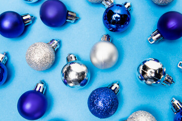 Canvas Print - top view of shiny Christmas baubles on blue  background