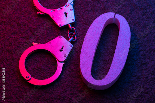 Fotomural Handcuffs and zero on the surface of the stone