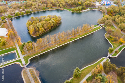 Fotografía Aerial view of autumn park with colorful trees walkways and ponds