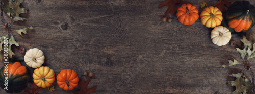Fotografía Fall Thanksgiving pumpkins, leaves, acorn squash border over rustic dark wood ta